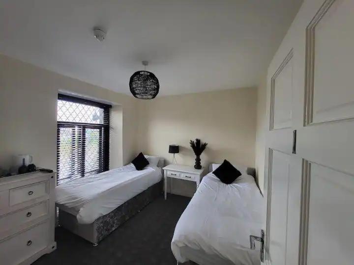 The Dublin Packet - Twin Room 1 Хоулихед Екстериор снимка