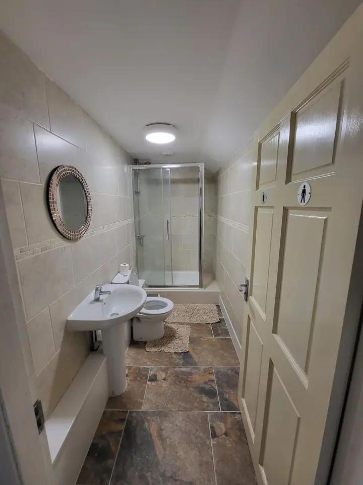 The Dublin Packet - Twin Room 1 Хоулихед Екстериор снимка